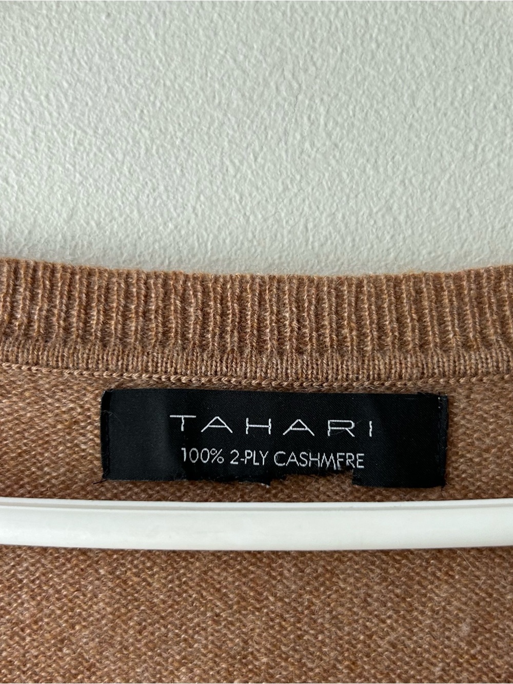 Tahari 100% 2-Ply Cashmere V-Neck Sweater Tan Camel Brown L - Picture 2 of 6